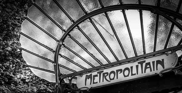 Париж, Франция, 12 апреля 2019: Вход в метро, построенный столетие назад архитектором в стиле модерн Гектором Гимаром. Это знаменитая станция метро в Париже — стоковое фото