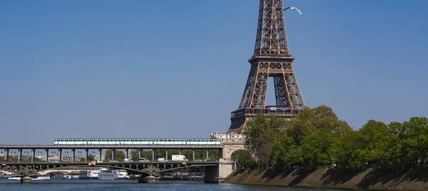 Paris metro crossing Pont de Bir-Hakeim and Eiffel Tower — Stock Photo, Image