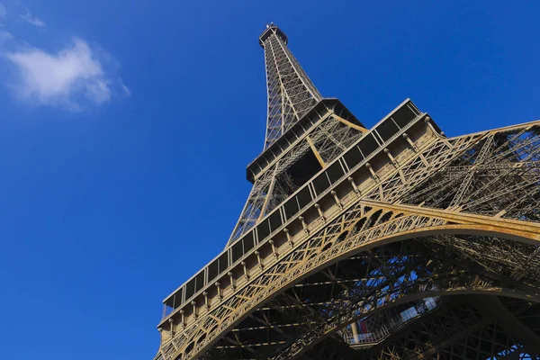 Torre Eiffel en el cielo azul París — Foto de Stock