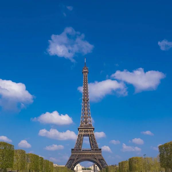 Torre Eiffel e cielo nuvoloso, Parigi — Foto Stock