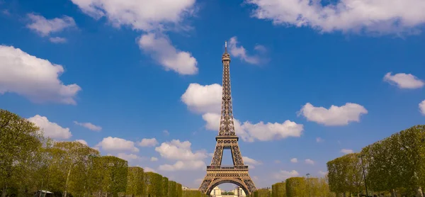 Torre Eiffel y cielo nublado, París — Foto de Stock