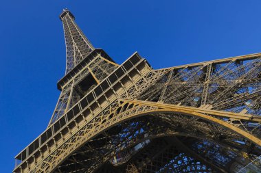 Eyfel Kulesi mavi gökyüzü Paris