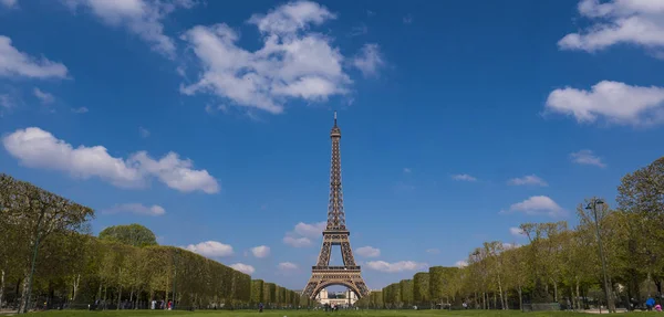 Torre Eiffel y cielo nublado, París — Foto de Stock