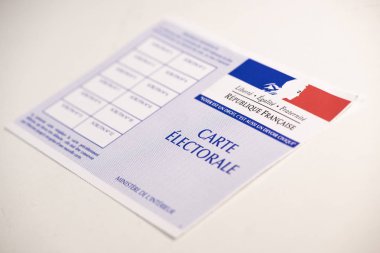 Fransız seçmen kartları resmi hükümet beyaz arka plan üzerinde kağıt oy izin