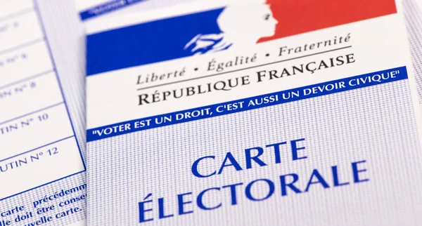 Французькі виборчі картки виборців офіційний уряд, що дозволяє голосувати папір на білому фоні — стокове фото