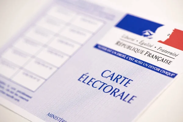 Franse electorale kiezer kaarten officiële regering toestaan om te stemmen papier op witte achtergrond — Stockfoto