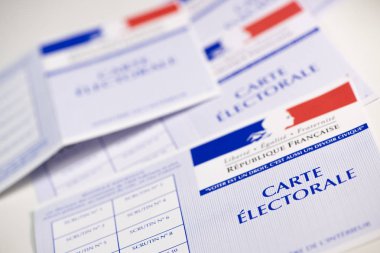 Fransız seçmen kartları resmi hükümet beyaz arka plan üzerinde kağıt oy izin