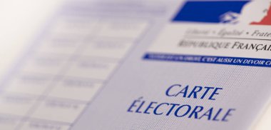 Fransız seçmen kartları resmi hükümet beyaz arka plan üzerinde kağıt oy izin