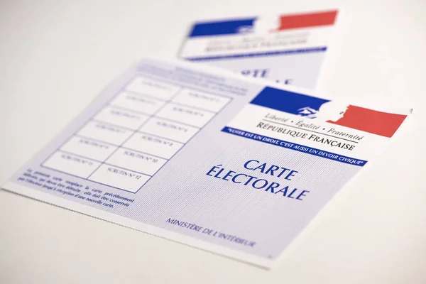 Franse electorale kiezer kaarten officiële regering toestaan om te stemmen papier op witte achtergrond — Stockfoto