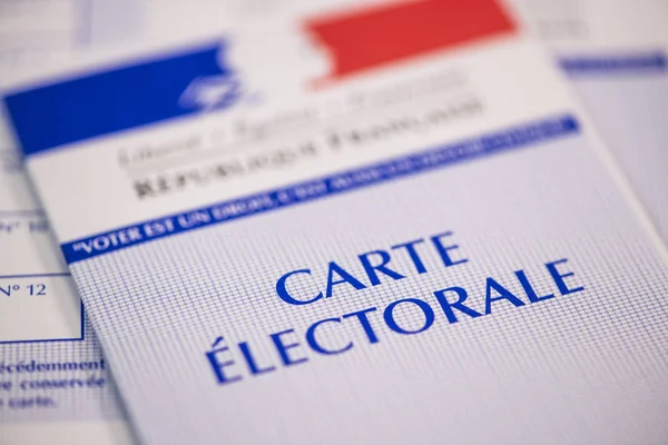 Franse electorale kiezer kaarten officiële regering toestaan om te stemmen papier op witte achtergrond — Stockfoto