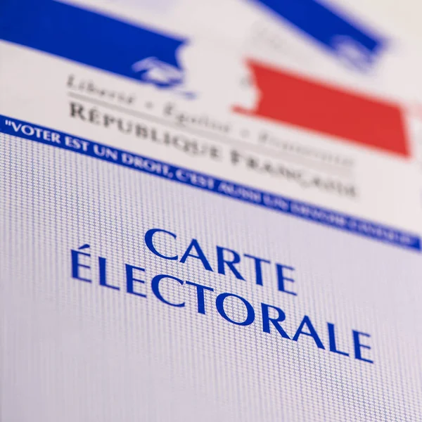 Franse electorale kiezer kaarten officiële regering toestaan om te stemmen papier op witte achtergrond — Stockfoto