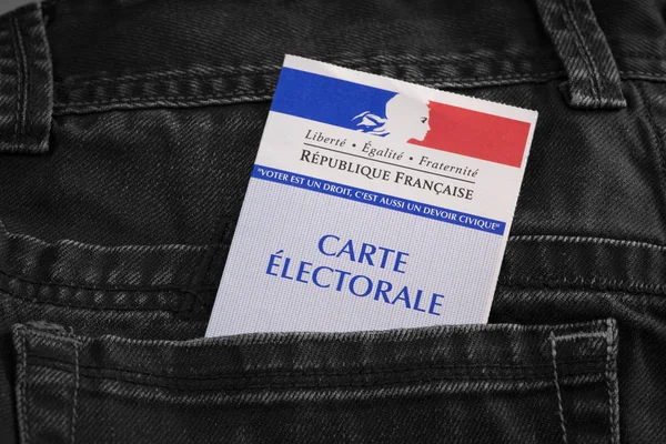 Franse electorale kiezer kaart officiële regering toestaan om te stemmen papier in jeans achterzak — Stockfoto