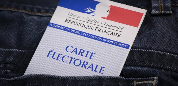 Franse electorale kiezer kaart officiële regering toestaan om te stemmen papier in jeans achterzak — Stockfoto