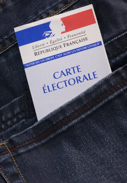 Franse electorale kiezer kaart officiële regering toestaan om te stemmen papier in jeans achterzak — Stockfoto