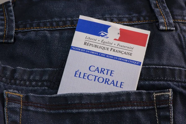 Французька виборча картка виборця офіційний уряд, що дозволяє голосувати папери в кишеню джинсів назад — стокове фото