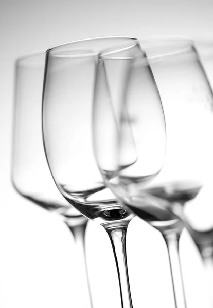 白色和灰色背景的空酒杯 — 图库照片