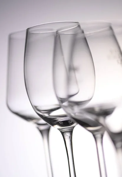 Bicchieri da vino vuoti su sfondo bianco e grigio — Foto Stock