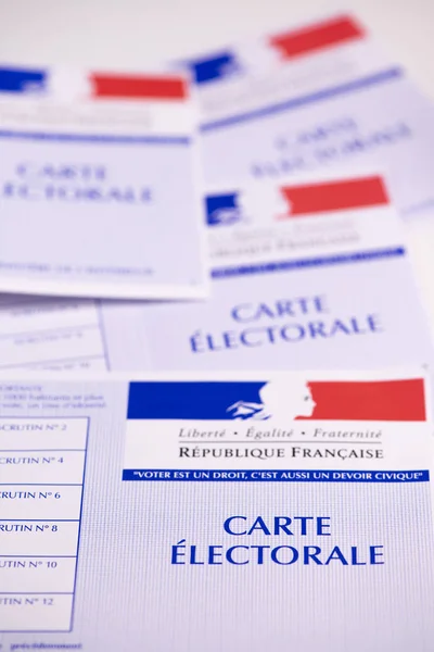 Французькі виборчі картки виборців офіційний уряд, що дозволяє голосувати папір на білому фоні — стокове фото