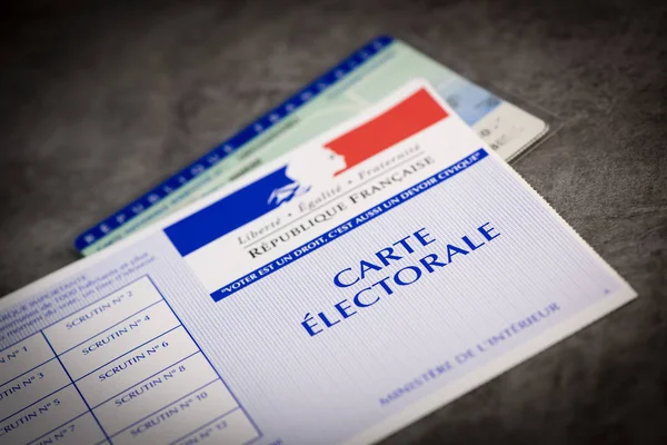 Французькі виборчі картки виборців офіційний уряд, що дозволяє голосувати папір на сірому фоні — стокове фото