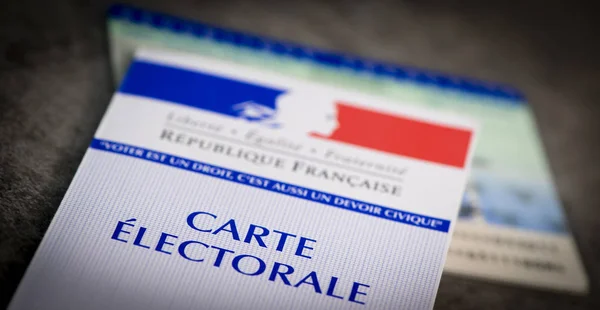 Franse electorale kiezer kaarten officiële regering toestaan om papier op grijze achtergrond te stemmen — Stockfoto