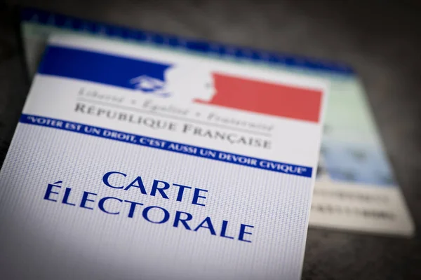 Franse electorale kiezer kaarten officiële regering toestaan om papier op grijze achtergrond te stemmen — Stockfoto