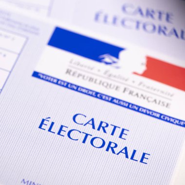 Fransız seçmen kartları resmi hükümet beyaz arka plan üzerinde kağıt oy izin