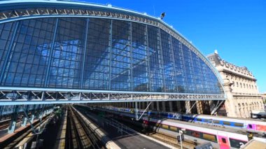 Bordeaux, Fransa, Temmuz 2019, Bordeaux Timelapse Gare Saint-Jean, raylar üzerinde Tgv ile tren istasyonunun ana cam salonudış