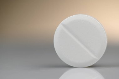 Beyaz hap siyah bir arka planda döndürmek, makro shot