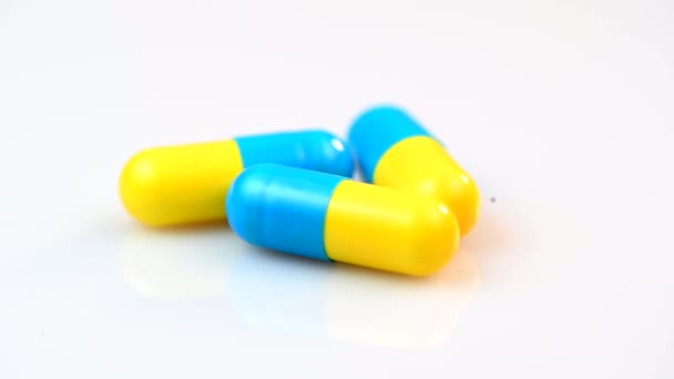Kruidengeneesmiddelen capsules roteren, alternatieve geneeskunde concept — Stockvideo