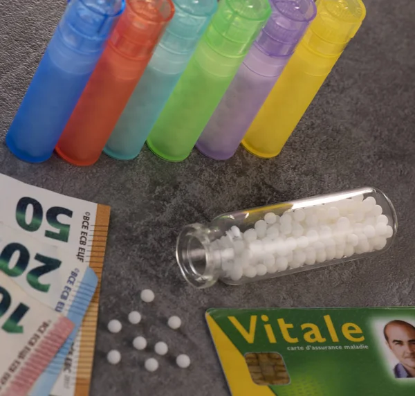 Modern Color homeopátiás tabletták műanyag tartályban a fekete Bac — Stock Fotó