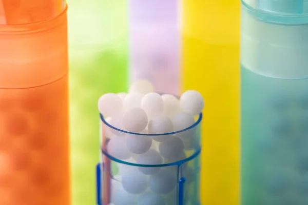 Siyah BAC üzerinde Plastik Konteyner modern renk Homeopatik haplar — Stok fotoğraf