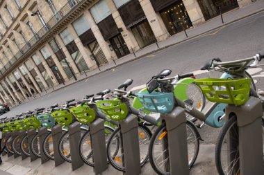 Şehir şehir caddesinde raflarda kiralık Park Bisikletler