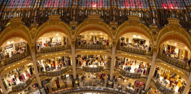 Paris, Fransa - 16 Ağustos 2019, Galeries Lafayette iç fro