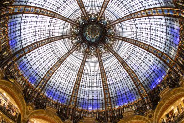 Paris, Fransa - 16 Ağustos 2019, Galeries Lafayette iç fro