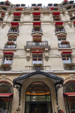 Paris, Fransa - 19 Ağustos 2019: Hotel Plaza Atheneea