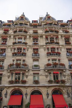 Paris, Fransa - 19 Ağustos 2019: Hotel Plaza Atheneea