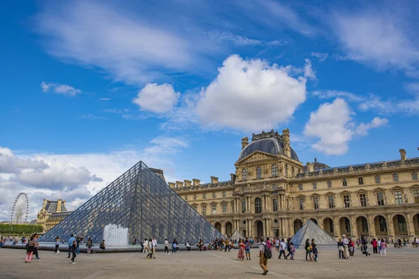 PARIGI, FRANCIA - Agosto 2019: Piramidi e la costruzione di Louvr — Foto Stock