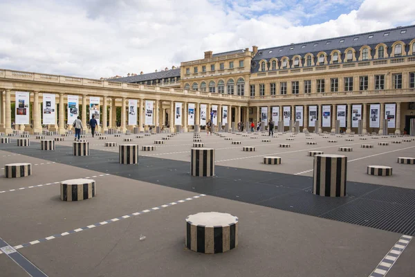 パリ、フランス-2019年8月16日:クール・ドヌールのブレンコラム — ストック写真