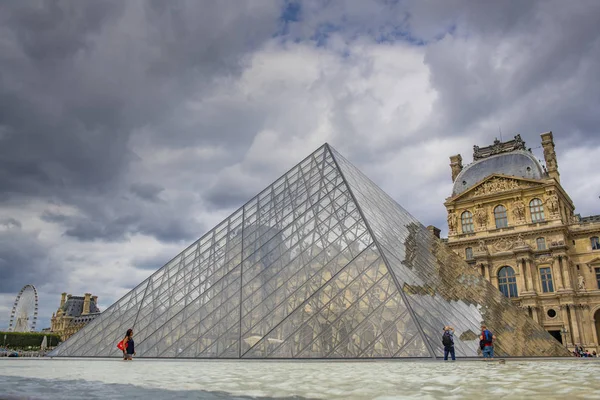 PARIS, FRANCE - August, 2019: Pyramids And The Building Of Louvr — Stock Photo, Image