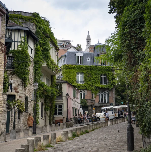Francja, Paryż, sierpień, 16-2019, turyści odwiedzający Montmartre dis — Zdjęcie stockowe