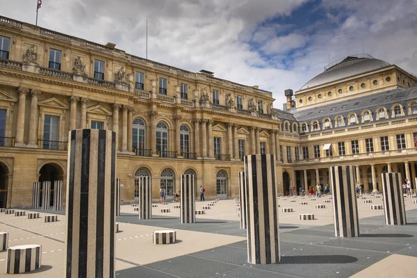 Párizs, Franciaország-augusztus 16, 2019: Buren oszlopok Cour d ' Honneur o — Stock Fotó