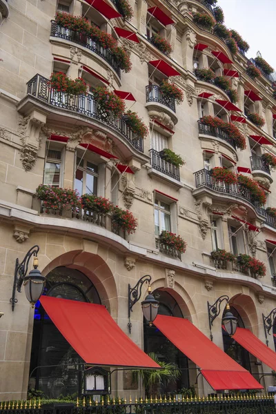 París, Francia - 19 de agosto de 2019: Hotel Plaza Atheneea — Foto de Stock