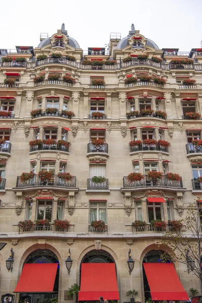 París, Francia - 19 de agosto de 2019: Hotel Plaza Atheneea — Foto de Stock