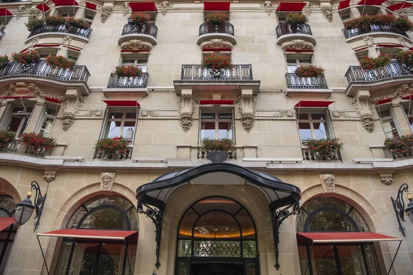 Париж, Франція-19 серпня 2019: Готель Плаза Афіни — стокове фото