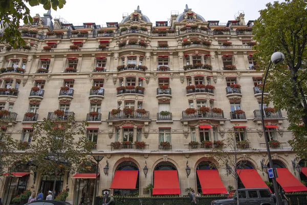 París, Francia - 19 de agosto de 2019: Hotel Plaza Atheneea — Foto de Stock