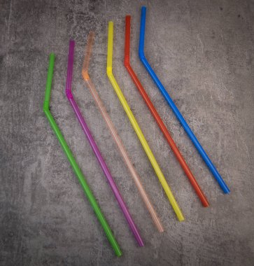 Saman, pipetler plastik içme arka plan renkli tam ekran 