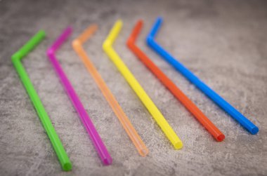 Saman, pipetler plastik içme arka plan renkli tam ekran 