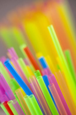 Saman, pipetler plastik içme arka plan renkli tam ekran 