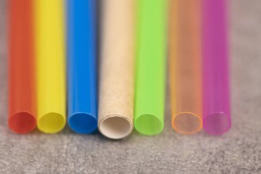 Doğal Saman ve pipet plastik içme arka plan renkli tam ekran birçok grup plastik tek kullanım yasağı Avrupa Birliği'nde yasaklandı