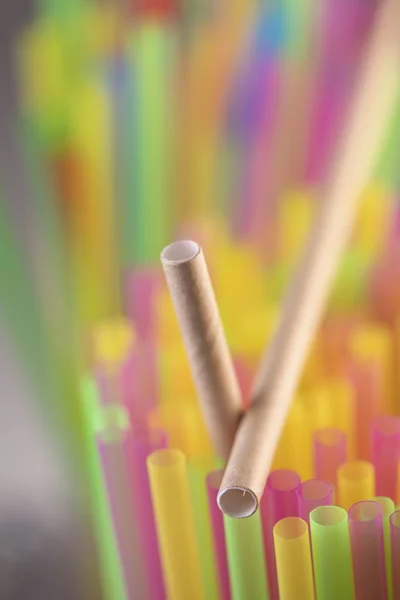 Paglia naturale e paglie di plastica bere sfondo colorato f — Foto Stock